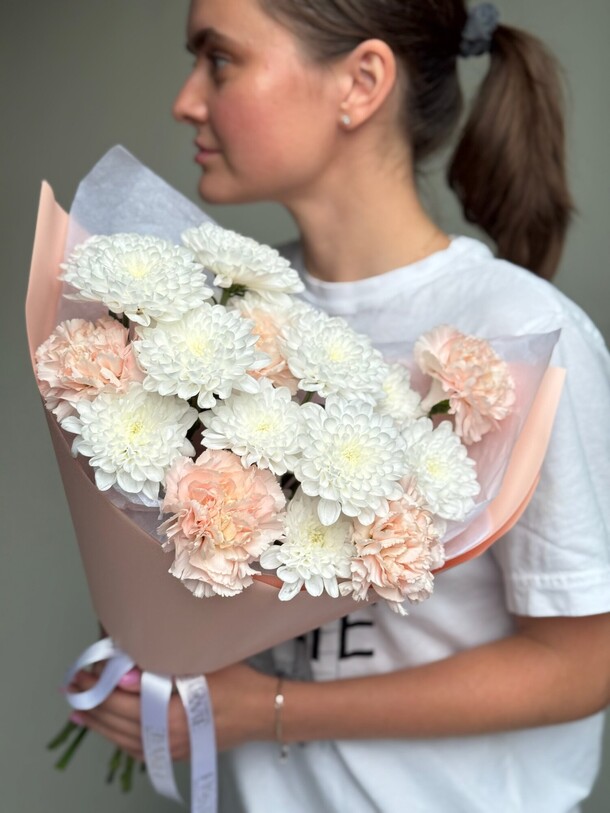 Воздушный дуо-букет с хризантемой и диантусами, артикул F1447768 - 3047 рублей, доставка по городу. Flawery - доставка цветов