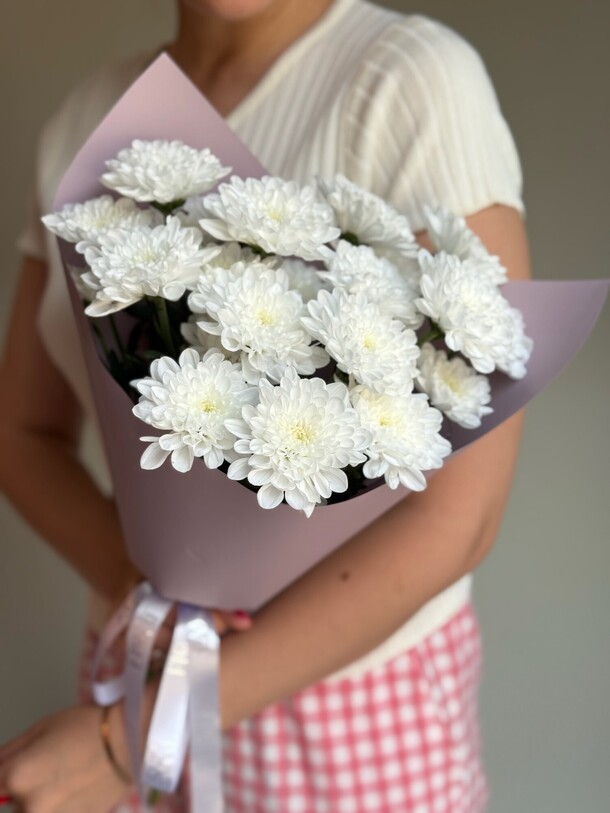 Монобукет из нежной хризантемы, артикул F1447785 - 2500 рублей, доставка по городу. Flawery - доставка цветов