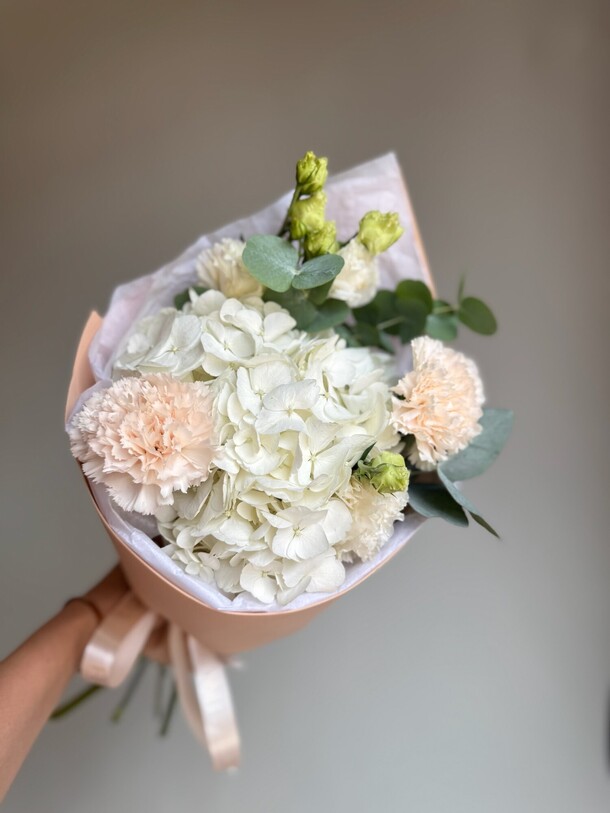 Нежный рожок с белой гортензией, артикул F1447788 - 3200 рублей, доставка по городу. Flawery - доставка цветов