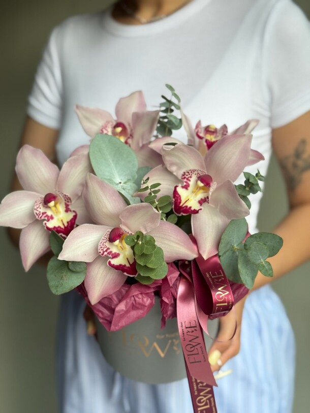 Пудровая композиция с орхидеей и эвкалиптом в шляпной коробке, артикул F1447792 - 4550 рублей, доставка по городу. Flawery - доставка цветов