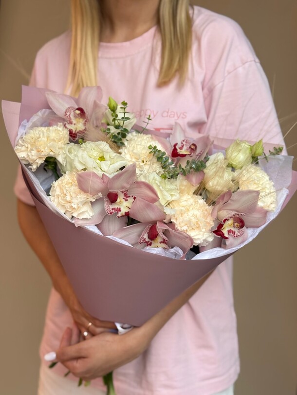 Сборный пудровый букет с орхидеей, артикул F1447820 - 6700 рублей, доставка по городу. Flawery - доставка цветов