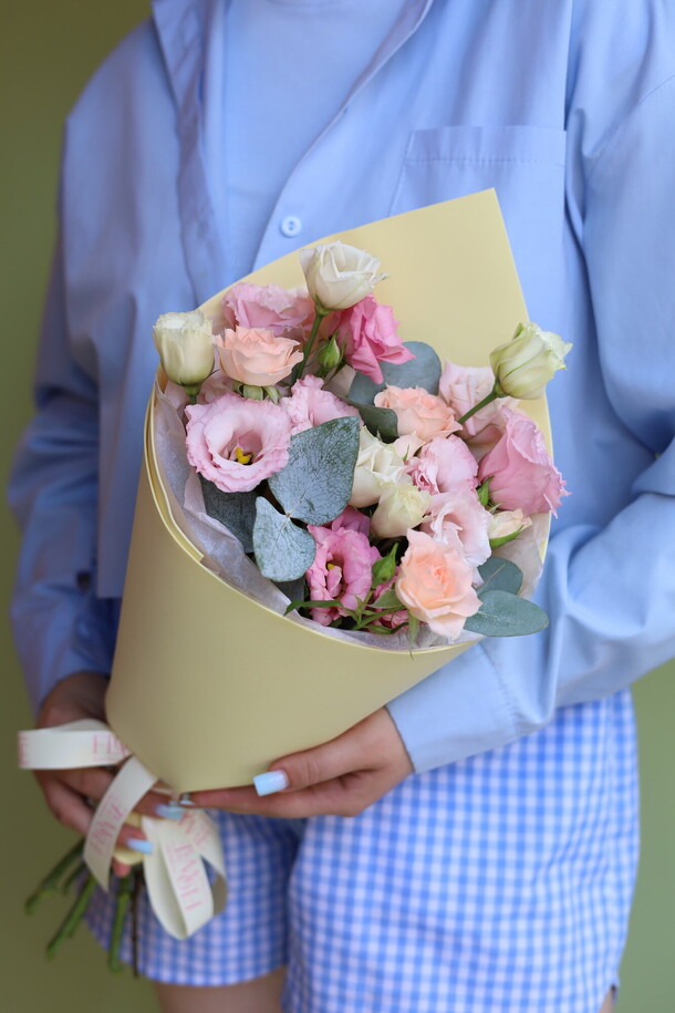 Нежный букет с эустомой и кустовой розочкой, артикул F1448718 - 3300 рублей, доставка по городу. Flawery - доставка цветов