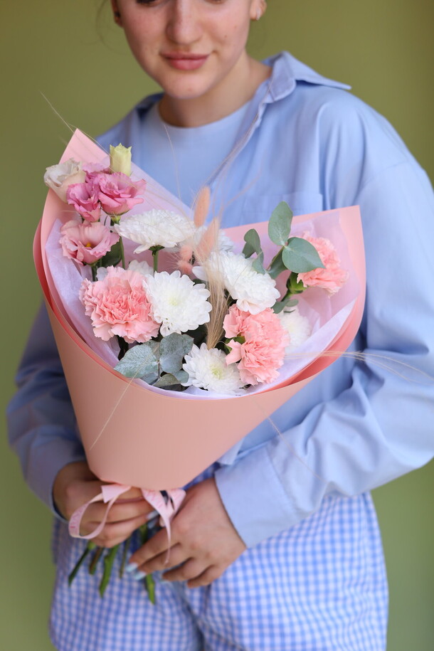 Очаровательный воздушный букет с хризантемой и эустомой, артикул F1448731 - 3410 рублей, доставка по городу. Flawery - доставка цветов