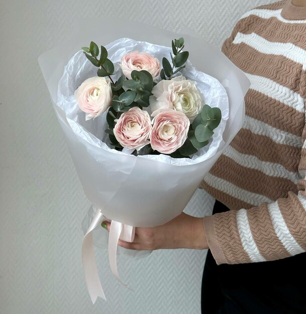 Хрупкие ранункулюсы, артикул F1218897 - 4939 рублей, доставка по городу. Flawery - доставка цветов