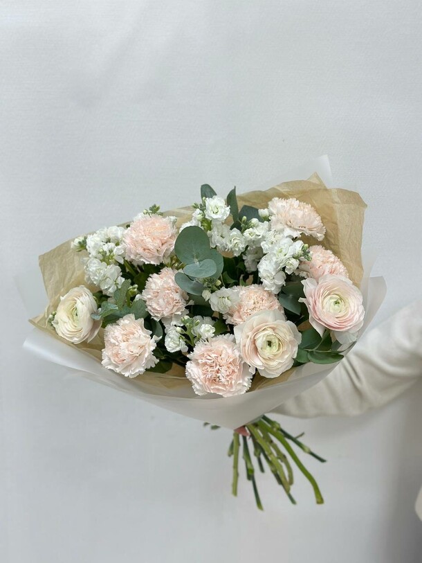 Ароматный букет с ранункулюсами, артикул F1218905 - 7699 рублей, доставка по городу. Flawery - доставка цветов