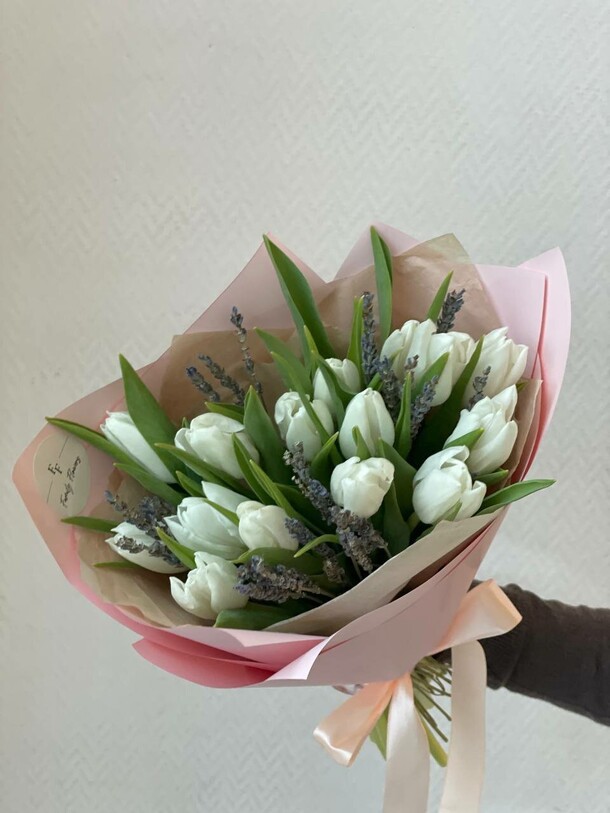 Тюльпаны с ароматной лавандой, артикул F1238252 - 6171 рублей, доставка по городу. Flawery - доставка цветов