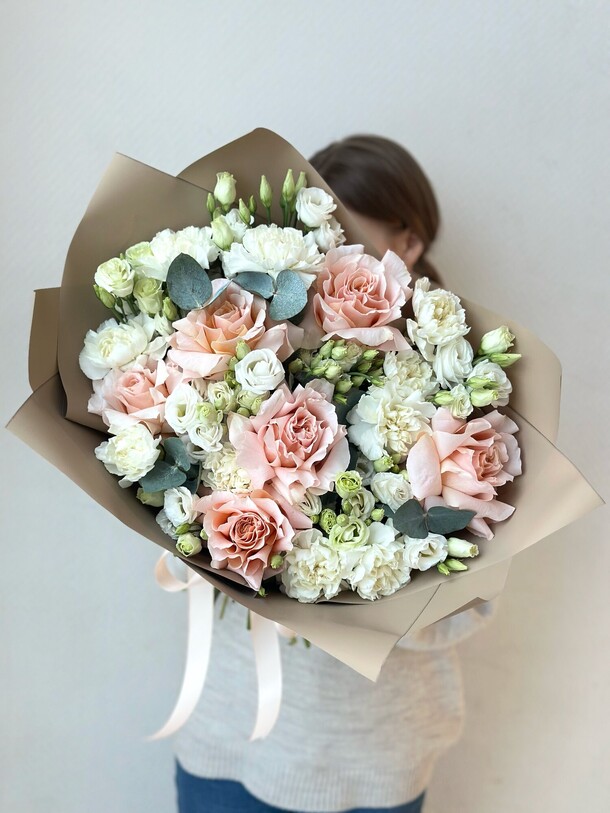 Букет с розами эквадор эустомой и гвоздиками, артикул F1241537 - 13090 рублей, доставка по городу. Flawery - доставка цветов