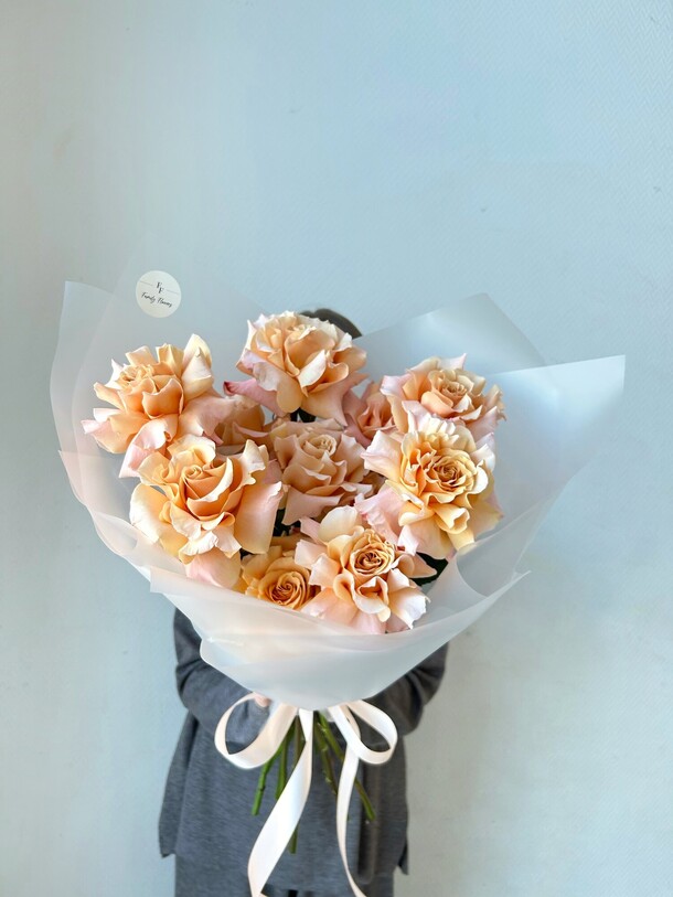 11 французских роз в упаковке, артикул F1242471 - 7150 рублей, доставка по городу. Flawery - доставка цветов