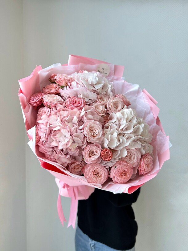 Пышный букет с гортензиями, артикул F1249745 - 8558 рублей, доставка по городу. Flawery - доставка цветов