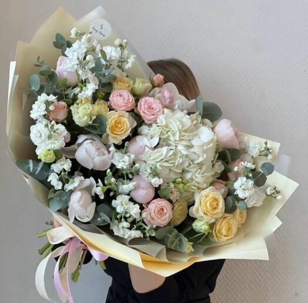 Пышный букет с пионами💛, артикул F1256108 - 19799 рублей, доставка по городу. Flawery - доставка цветов