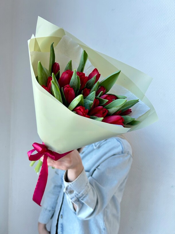 Букет из 17 красных тюльпанов, артикул F1257429 - 5709 рублей, доставка по городу. Flawery - доставка цветов