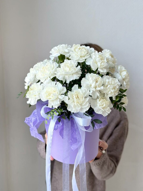 Белоснежные гвоздики в шляпной коробке, артикул F1267865 - 5929 рублей, доставка по городу. Flawery - доставка цветов