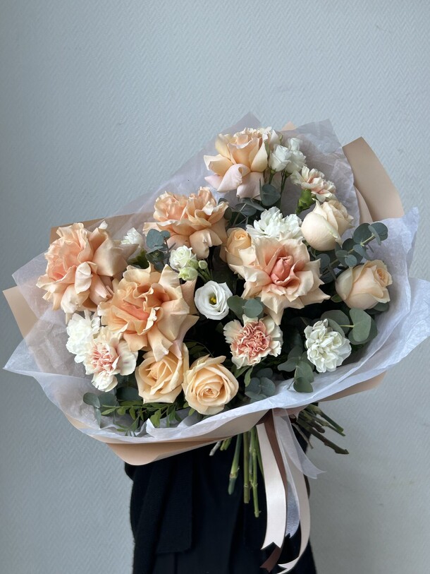 Букет с розами  в персиковых оттенках, артикул F1277926 - 7790 рублей, доставка по городу. Flawery - доставка цветов