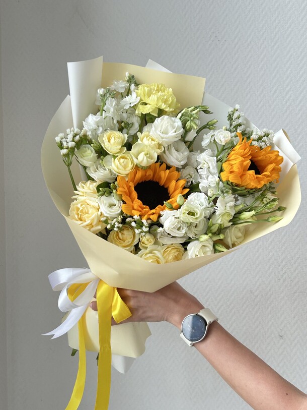 Яркий букет подсолнухи и эустома, артикул F1291605 - 5379 рублей, доставка по городу. Flawery - доставка цветов