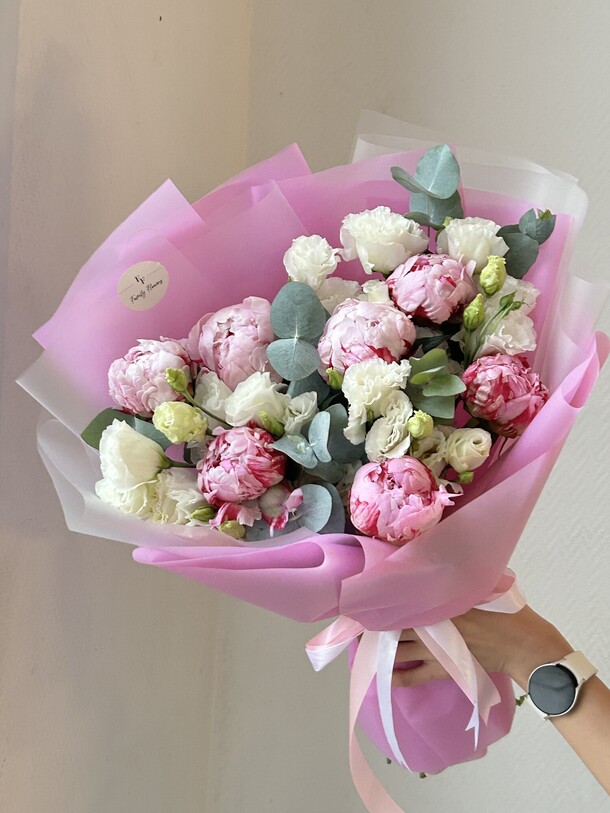 Её любимый букет с пионами, артикул F1291729 - 12650 рублей, доставка по городу. Flawery - доставка цветов