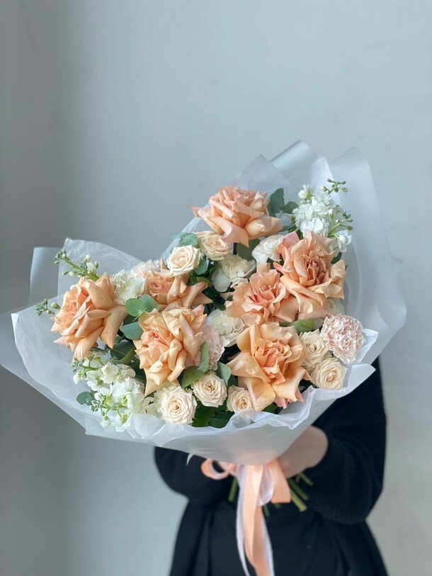 Букет с французским розами, артикул F1293701 - 7689 рублей, доставка по городу. Flawery - доставка цветов