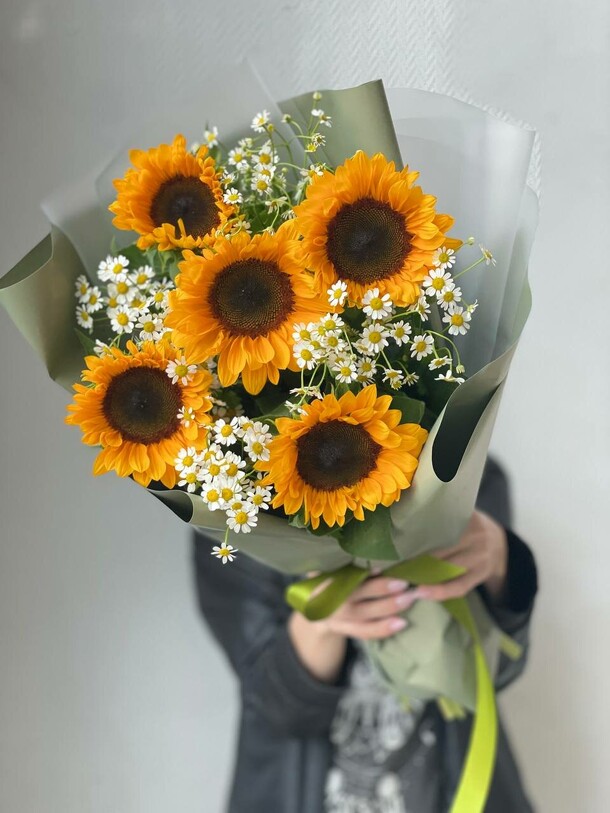 Букет с подсолнухами, артикул F1294915 - 5489 рублей, доставка по городу. Flawery - доставка цветов