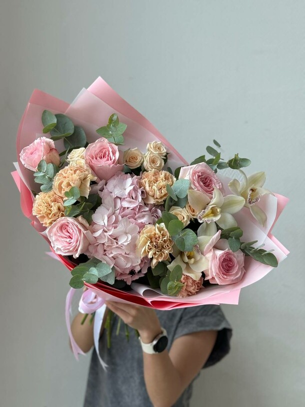 Нижнейший букет, артикул F1301395 - 7700 рублей, доставка по городу. Flawery - доставка цветов