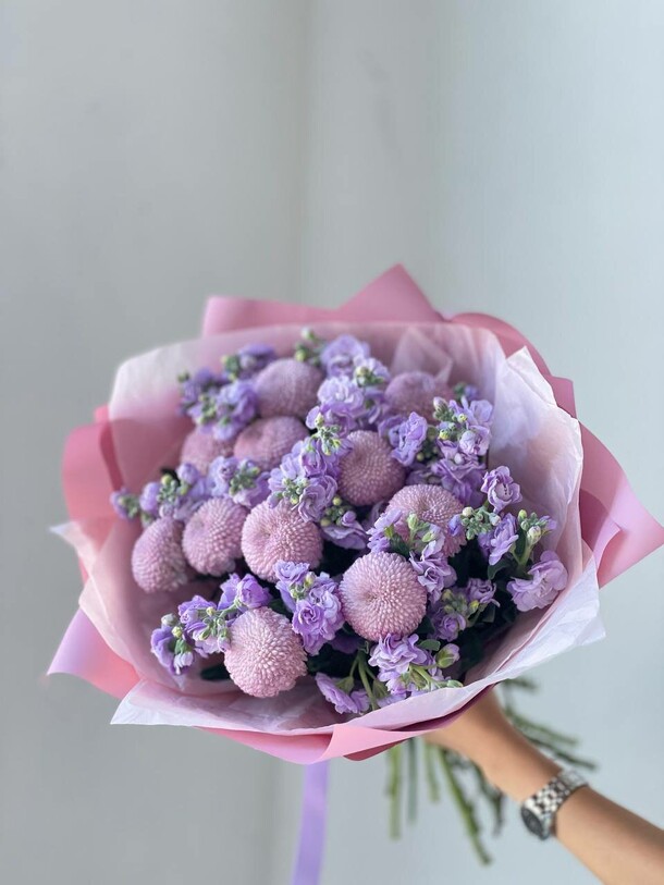 Фиолетовый букет с хризантемами момоко, артикул F1303014 - 10956 рублей, доставка по городу. Flawery - доставка цветов