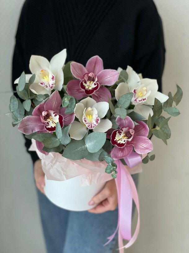 9 орхидей в стильной коробочке, артикул F1304534 - 6050 рублей, доставка по городу. Flawery - доставка цветов