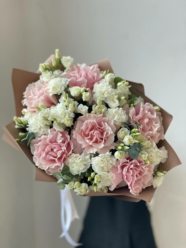 Французские розы и эустома, артикул F1331249 - 11000 рублей, доставка по городу. Flawery - доставка цветов