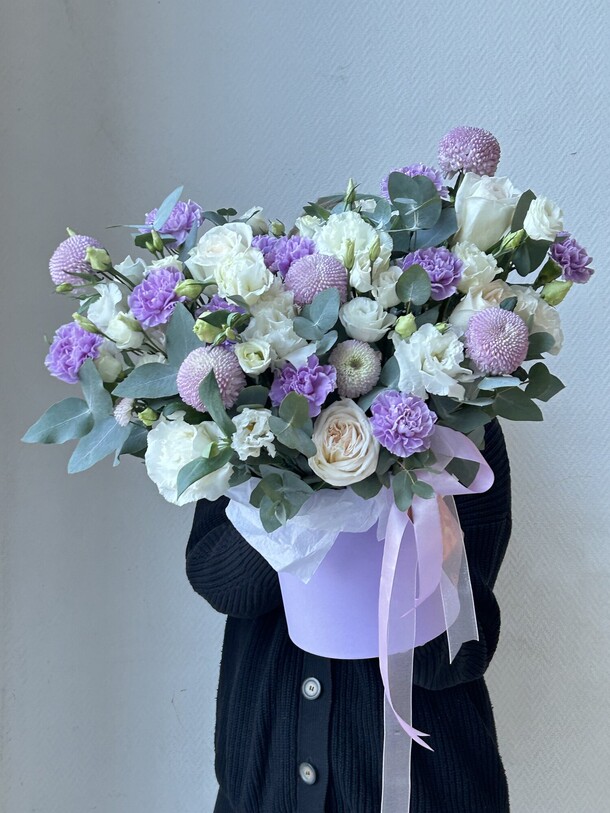 Цветочная композиция с розами, артикул F1334150 - 12100 рублей, доставка по городу. Flawery - доставка цветов