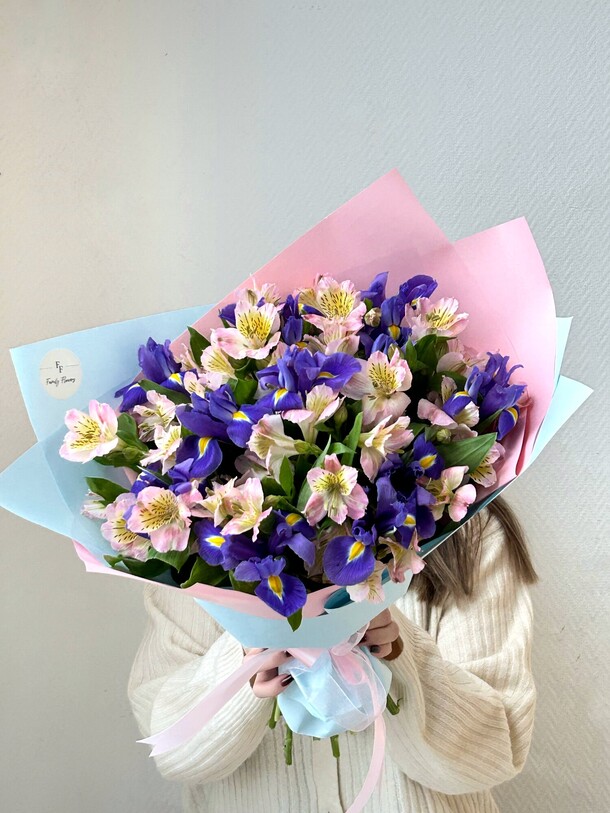 Ирисы и альстмерия, артикул F1338363 - 6149 рублей, доставка по городу. Flawery - доставка цветов