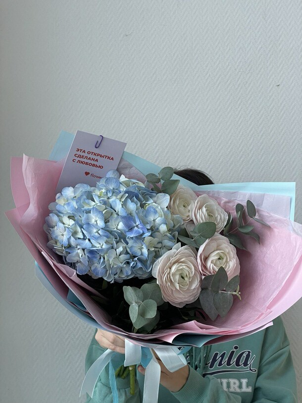 Гортензия и ранункулюсы, артикул F1342330 - 4279 рублей, доставка по городу. Flawery - доставка цветов