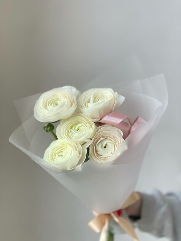 5 нежно-молочных ранункулюсов, артикул F1369838 - 4620 рублей, доставка по городу. Flawery - доставка цветов