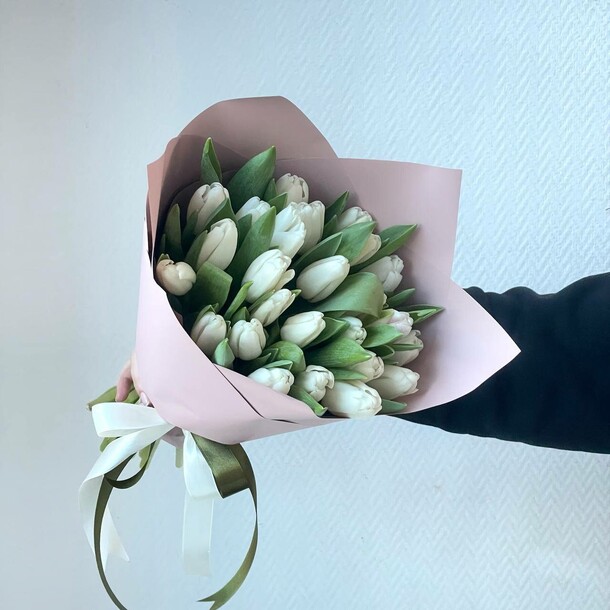 25 белых тюльпанов, артикул F1369859 - 7689 рублей, доставка по городу. Flawery - доставка цветов