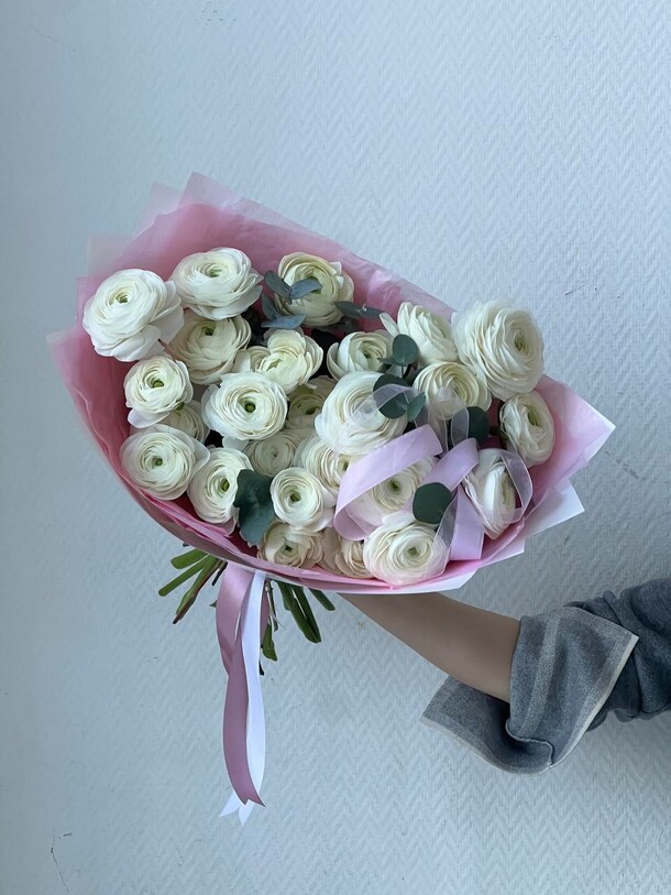 25 белых ранункулюсов, артикул F1378910 - 24189 рублей, доставка по городу. Flawery - доставка цветов