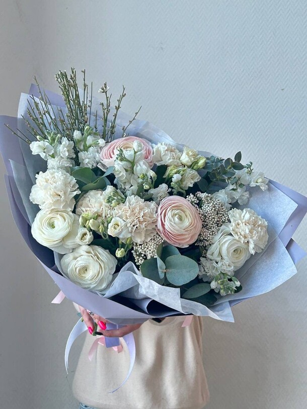 Весенний букет с ранункулюсами на 14 февраля., артикул F1380194 - 10439 рублей, доставка по городу. Flawery - доставка цветов