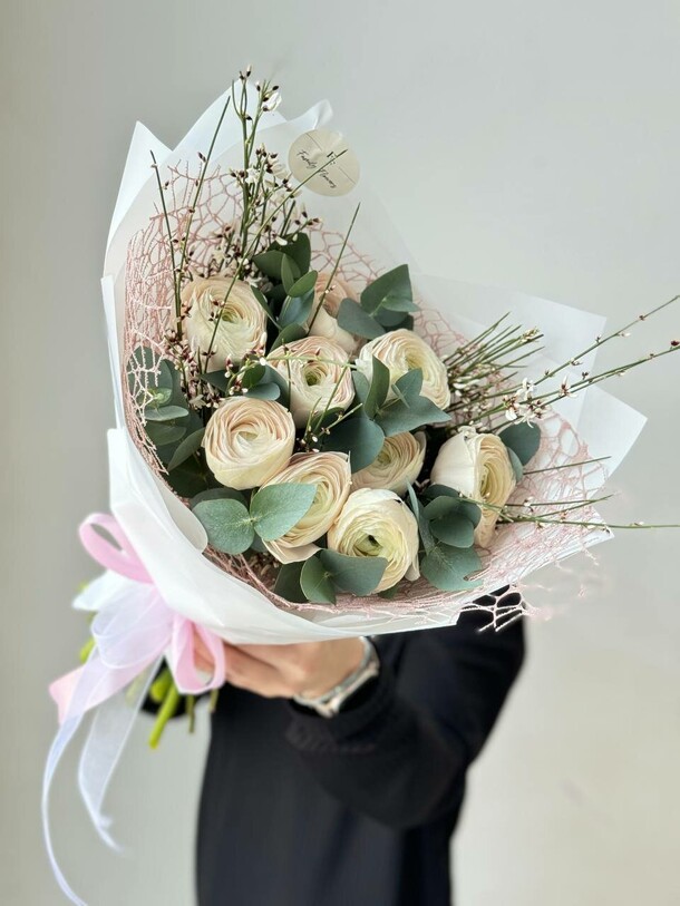 Нежный букет с ранункулюсами, артикул F1380531 - 10439 рублей, доставка по городу. Flawery - доставка цветов