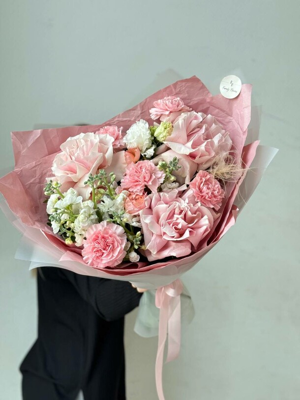 Розовый букет с ажурными деталями, артикул F1380642 - 9790 рублей, доставка по городу. Flawery - доставка цветов