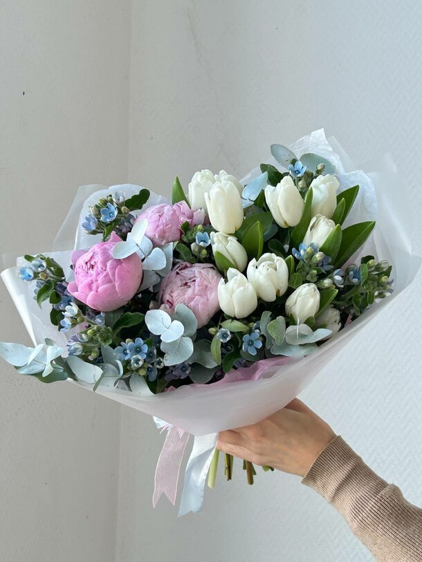 Букет с пионами и тюльпанами, артикул F1383279 - 8569 рублей, доставка по городу. Flawery - доставка цветов