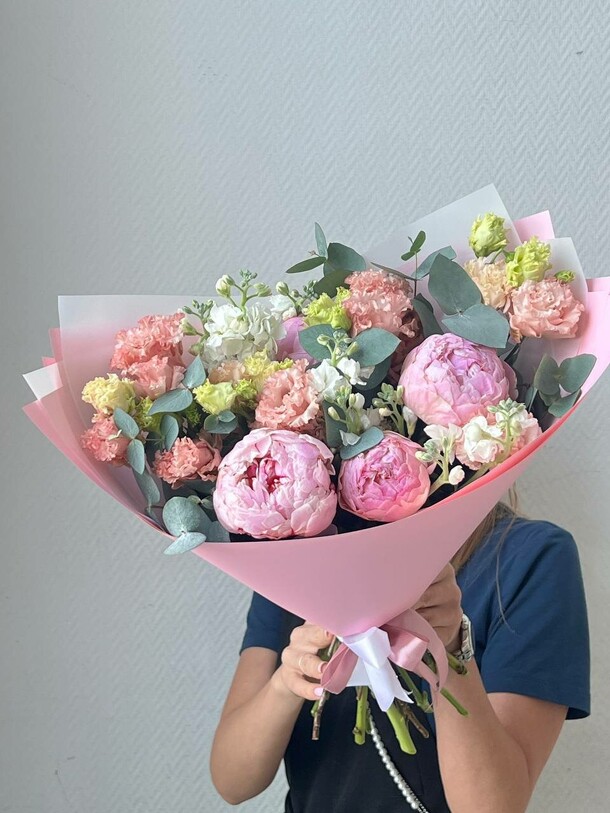 Романтический букет с пионами, артикул F1384262 - 10230 рублей, доставка по городу. Flawery - доставка цветов