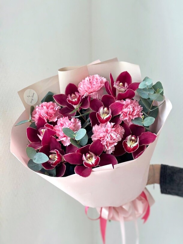 Букет диантусы и орхидеи, артикул F1401626 - 6050 рублей, доставка по городу. Flawery - доставка цветов