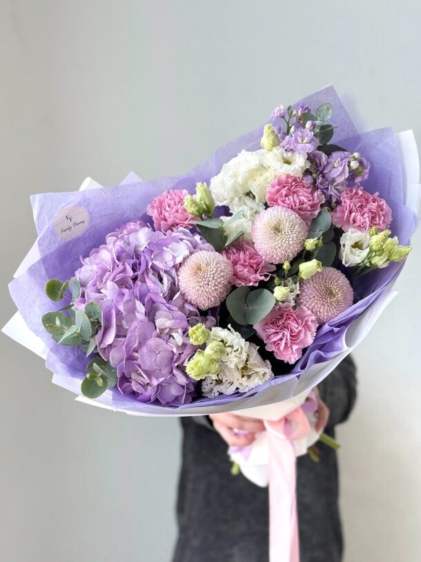 Букет в сиреневых оттенках, артикул F1401711 - 6589 рублей, доставка по городу. Flawery - доставка цветов