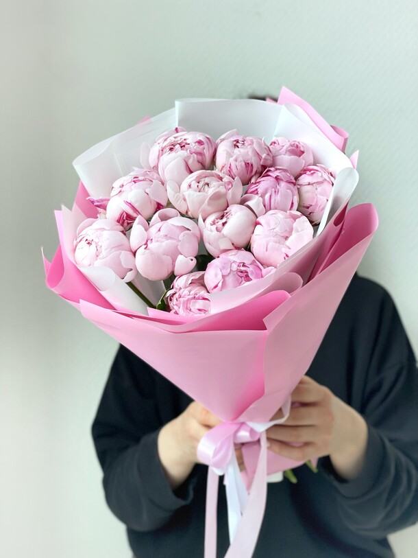 Пионы сара бернар 13 штук, артикул F1425024 - 13979 рублей, доставка по городу. Flawery - доставка цветов