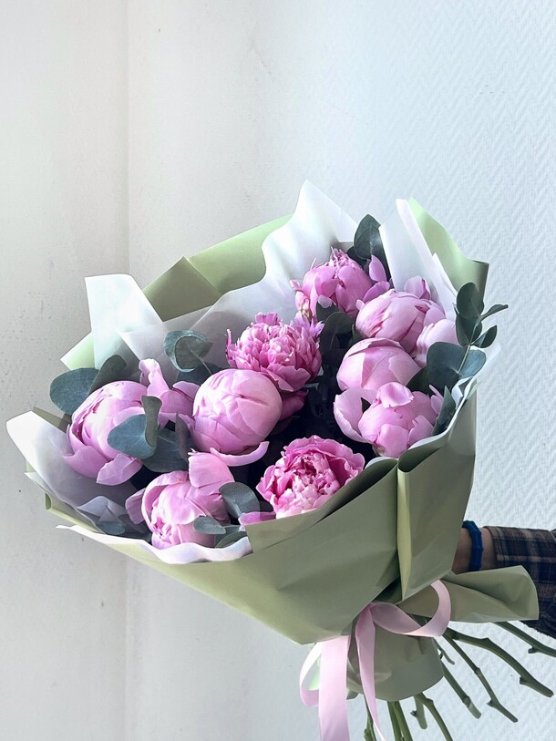 Розовые пионы с эвкалиптом, артикул F1425131 - 10999 рублей, доставка по городу. Flawery - доставка цветов