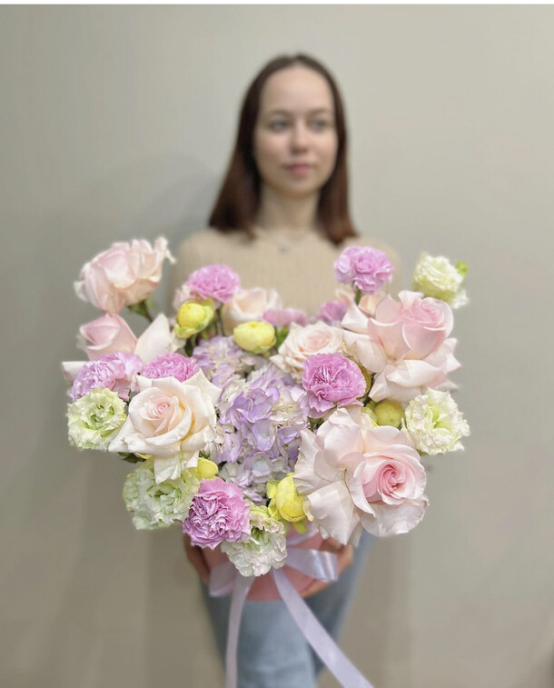 Цветы в шляпной коробке, артикул F1219094 - 9300 рублей, доставка по городу. Flawery - доставка цветов