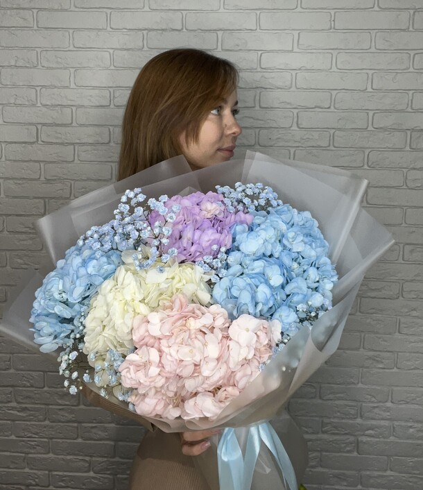 Букет с гортензией, артикул F1225293 - 5300 рублей, доставка по городу. Flawery - доставка цветов