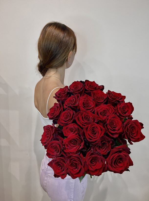 Красные розы, артикул F1225299 - 7600 рублей, доставка по городу. Flawery - доставка цветов