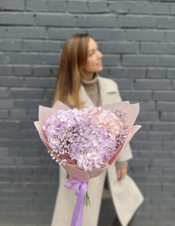 Букет с гортензией, артикул F1225310 - 3600 рублей, доставка по городу. Flawery - доставка цветов