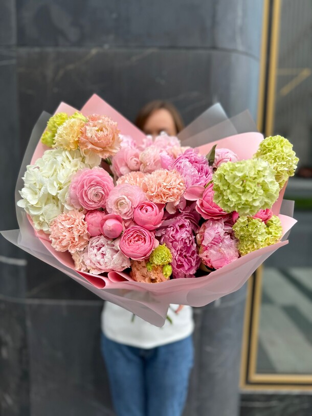 Букет с ранункулюсом, артикул F1347213 - 17000 рублей, доставка по городу. Flawery - доставка цветов