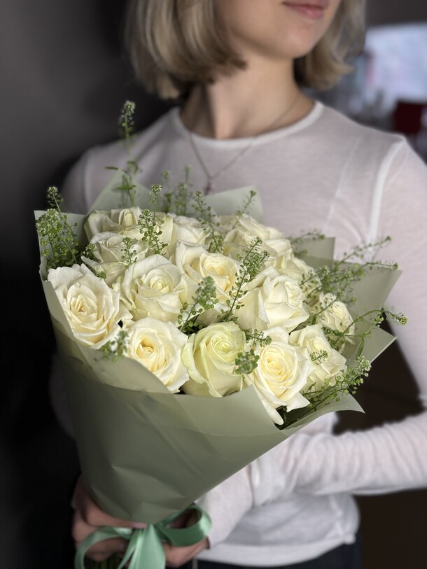 Букет из белых роз, артикул F1380185 - 6800 рублей, доставка по городу. Flawery - доставка цветов