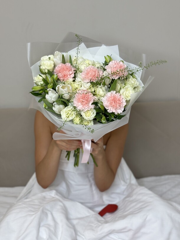 Букет с тюльпанами, артикул F1380392 - 6300 рублей, доставка по городу. Flawery - доставка цветов