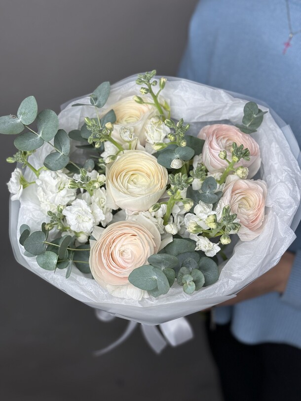 Букет с ранункулюсами, артикул F1382067 - 5700 рублей, доставка по городу. Flawery - доставка цветов