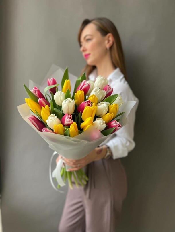 Тюльпаны "весенний микс", артикул F1384977 - 8800 рублей, доставка по городу. Flawery - доставка цветов