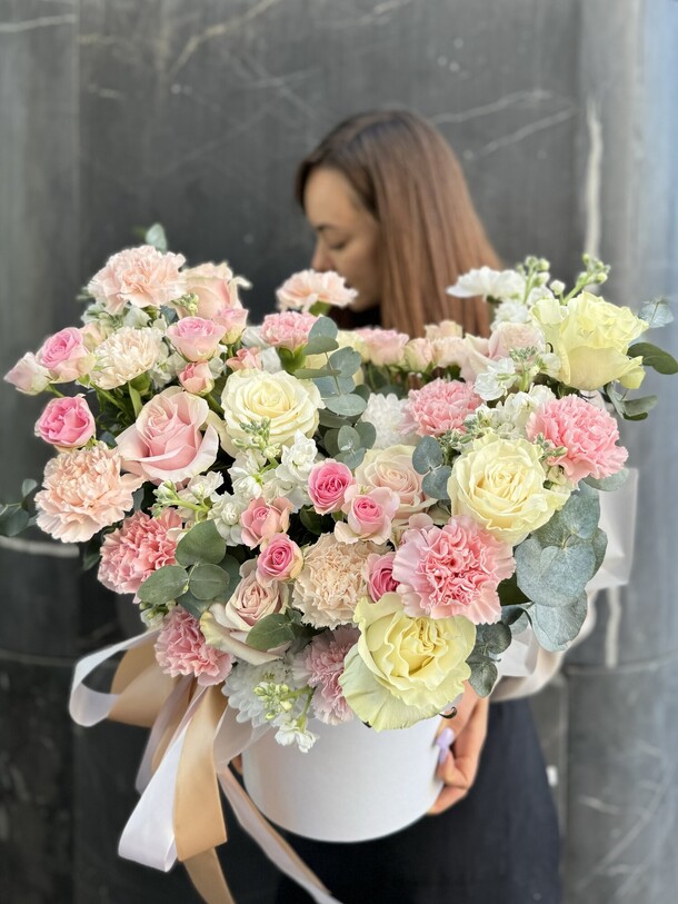 Композиция в шляпной коробке, артикул F1385697 - 14200 рублей, доставка по городу. Flawery - доставка цветов